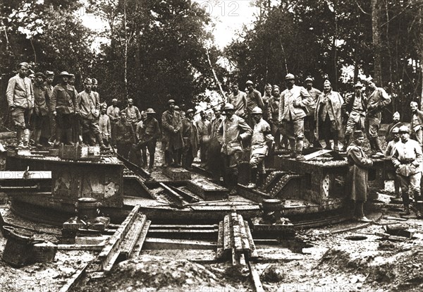 ' Du Tardennois a la Picardie; la plate-forme tournante a laquelle accedait une voie ferree..., 1918 Creator: Unknown.