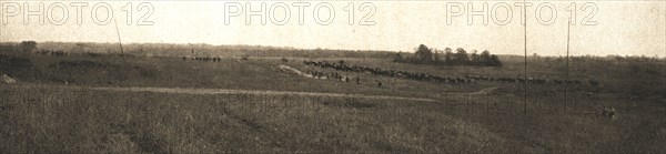 'A l'est de Montdidier; batterie d'artillerie de campagne progressant avec l'infanterie', 1918. Creator: Unknown.