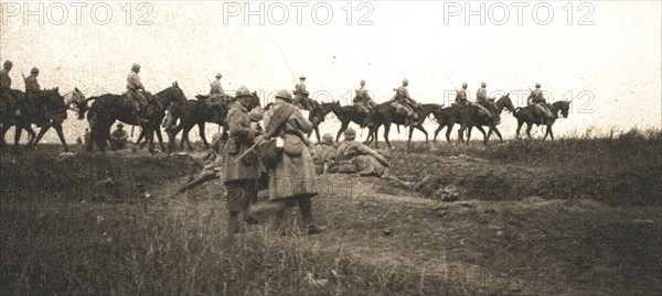 'A l'est de Montdidier; pelotons de dragons en soutien d'infanterie', 1918. Creator: Unknown.