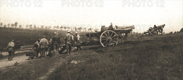 'A l'est de Montdidier; pieces de 155 portees sur des positions avancees', 1918. Creator: Unknown.