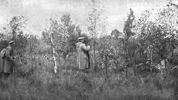 'Les dernieres victoires Russes; Une attaque russe: les soldats marchent a l'ennemi, a peine courpes Creator: Unknown.