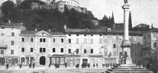 'Victoire Italienne; L'infanterie, prenant possession de la ville, traverse en courant la Piazza Gra Creator: Unknown.