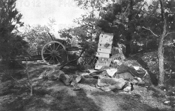 'Notre offensive du 15 decembre 1916; Artilleurs allemands tuers a leur piece', 1916. Creator: Unknown.