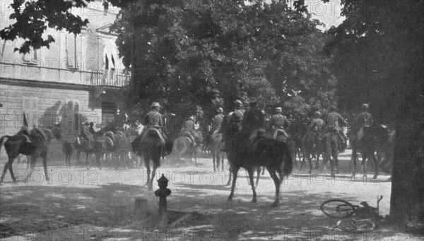 'Victoire Italienne; La cavalerie italienne a Gorizia devant la palais du gouverneur autrichie, le m Creator: Unknown.