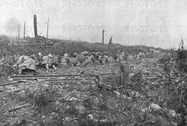 'Au Combat; Pres de la ferme du Bois-Labe, pris le 13 septembre: au cours de leur progression, nos h Creator: Unknown.