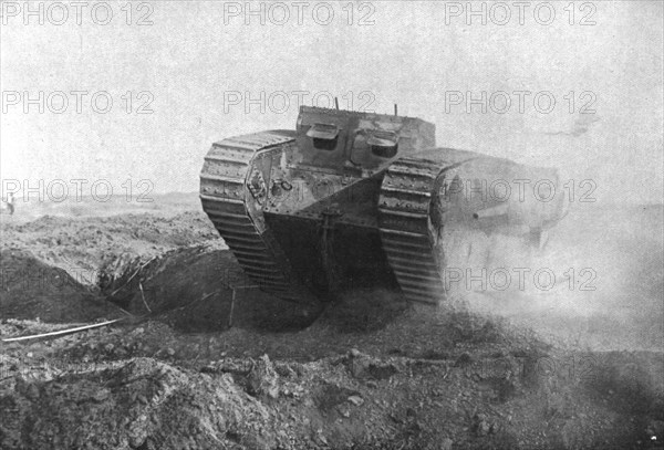 'Au Combat; Un tank en action: sa tourelle gauche est armee d'un petit canon marine a tir rapide', 1 Creator: Unknown.