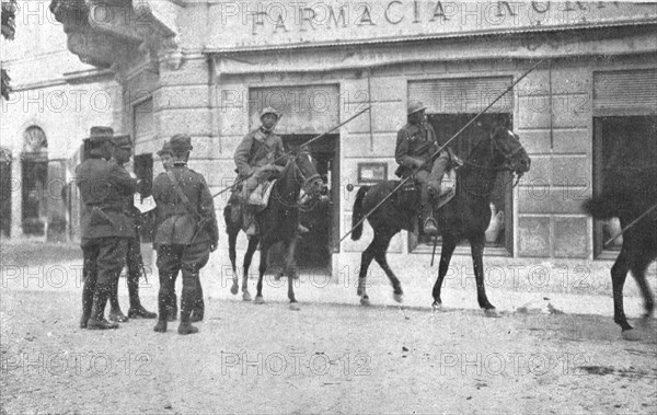 'Victoire Italienne; A gorizia, le matin du 9 aout 1916: les carabiniers italiens interrogent les pa Creator: Unknown.