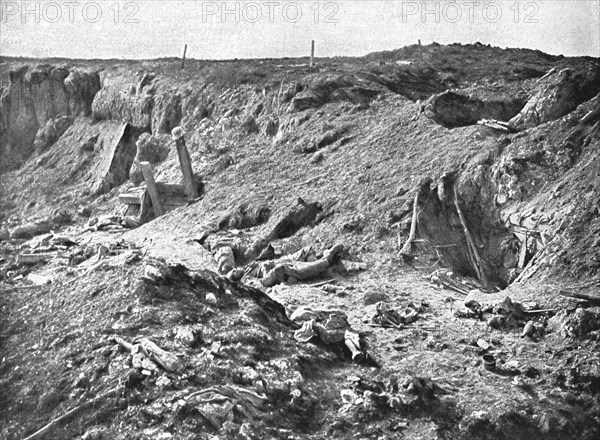 'Le Champ de Bataille de Combles; Les restes d'une installation allemande dans le chemin creux de Co Creator: Unknown.