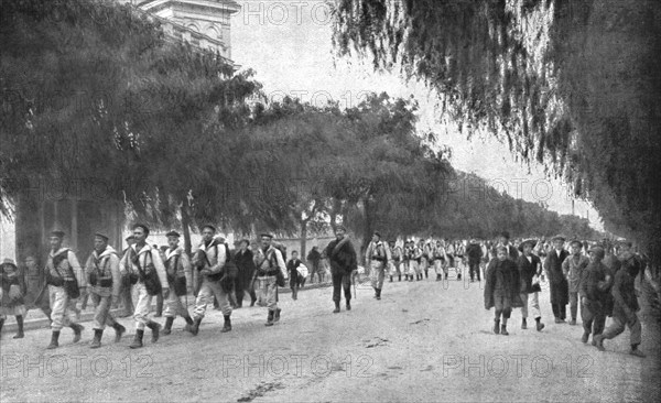 'La journee du 1 decembre 1916, A Athenes; L'entrée des marins francais, dans la matinee', 1916. Creator: Unknown.