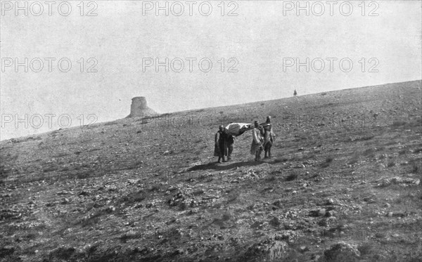 'Notre offensive en Macedoine; La releve des blesses au col de Gornitchevo, a l'Ouest du lac d'Ostro Creator: Unknown.