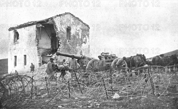 'Notre offensive en Macedoine; L'artillerie lourde francaise arrivant devant la premiere maison de G Creator: Unknown.