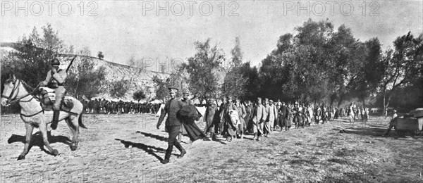 'Autour de la bataille ; Une colonne de prisonniers bulgares: l'officier qui la precede, parlant par Creator: Unknown.