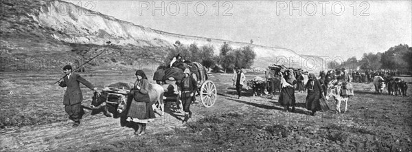 'Sur la route de Monastir ; les populations de la region Sud du Monastir fuyant vers l'arriere a tra Creator: Unknown.