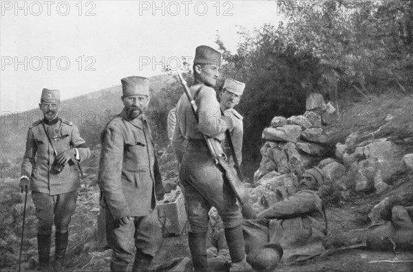 'Alexandre de Serbie au front de Monastir; Le prince a rencontre un blesse serbe qui attendait des s Creator: Vladimir Betzitch.