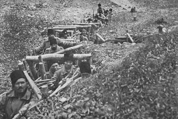 'Aux armees Roumaines ; soldats roumains dans un boyau d'acces aux tranchees', 1916. Creator: Unknown.