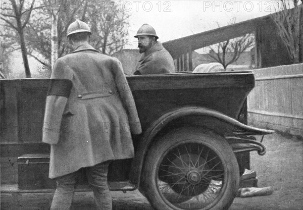 'Aux armees Roumaines ; le roi Ferdinand dans son automobile ; aupres de lui, son fils Carol. Tous d Creator: Unknown.