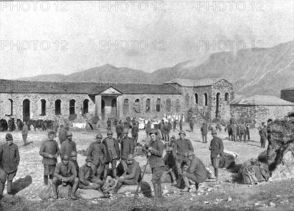 'les Italiens en Albanie ; Cavaliers italiens au repos dans la vieille forteresse albanaise d'Argyro Creator: Unknown.