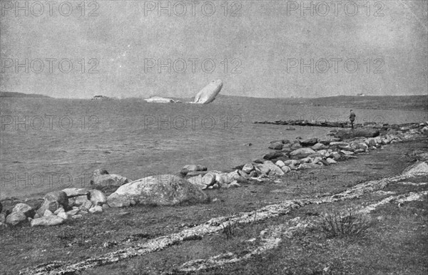'Echoue sur la cote Norvegienne; L' epave du zeppelin L-20, flottant au gre des vents, au milieu du  Creator: Unknown.