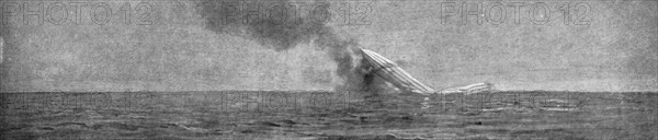 'Canonne, pius torpille en mer; Le zeppelin L-7, abattu le 4 mai 1916, au large de la cote du Slesvi Creator: Unknown.
