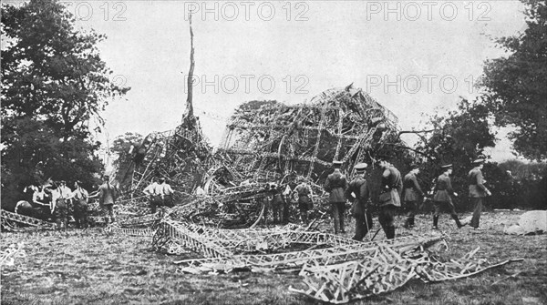 'Les epaves de l'air; Les debris du zeppelin L-32 abattu a coups de canon, dans la nuit du 23 au 24  Creator: Unknown.