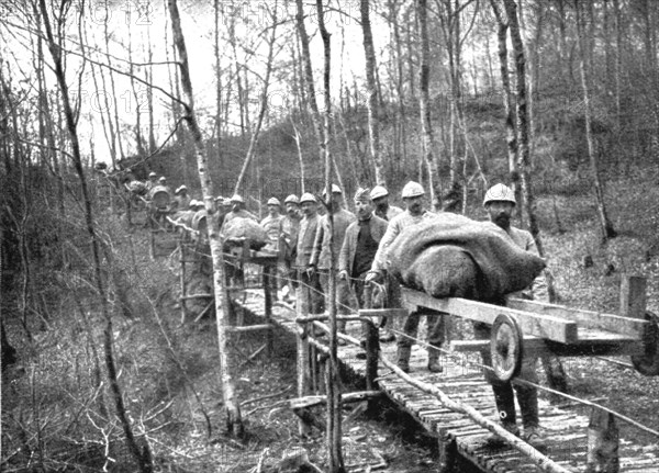 'Le repli allemand et l'intervention Americaine; Une installation ingenieuse: chariots suspendus rou Creator: Unknown.