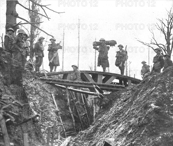 'La retraite allemande; La poursuite: passerelle jetee par les pionniers anglais sur une ancienne tr Creator: Unknown.