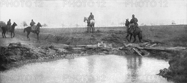 'L'avance Francaise; Une avant-garde de cavalerievient de contourner un veritable etang qui coupe la Creator: Unknown.