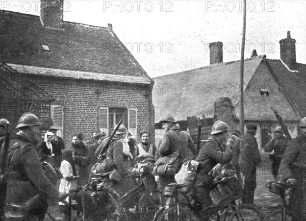 'L'avance Francaise; Un village libere fait fete aux premiers soldats francais apparus: des chasseur Creator: Unknown.