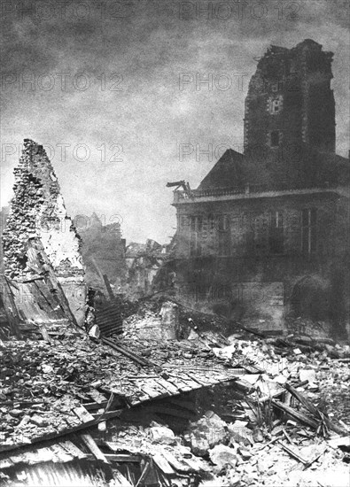 'En territoire libere; l'hotel de ville de Bapaume', 1917. Creator: Unknown.