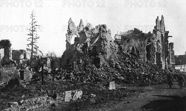 'En territoire libere; l'eglise de Lassigny', 1917. Creator: Unknown.