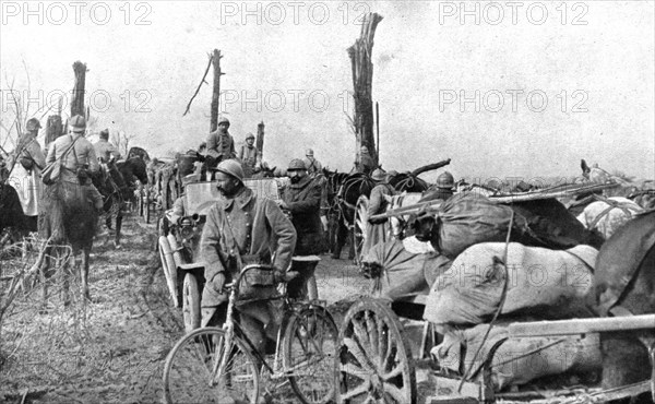 'En territoire libere; Un convoi de ravitaillement sur la route de Doincourt a Roye', 1917. Creator: Unknown.