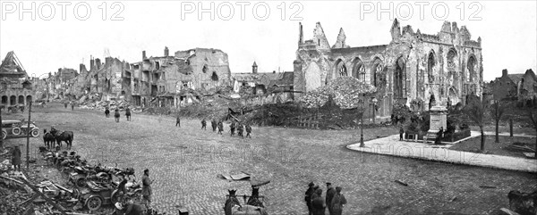 ''En territoire libere; La grande place de Peronne a l'entredes troupes britanniques, le 18 mars 191 Creator: Unknown.