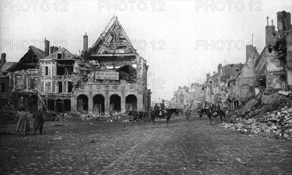 'Dans Peronne Saccagee: Les ruines du precieux hotel de ville du XVI siecle et l'inscription que l'e Creator: Unknown.