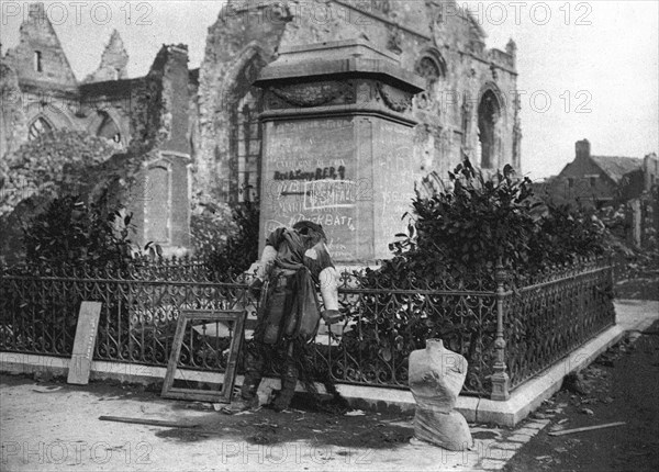 'Dans Peronne Saccagee: La profanation du monument de Catherine de Poix, dite Marie Foure: la statue Creator: Unknown.