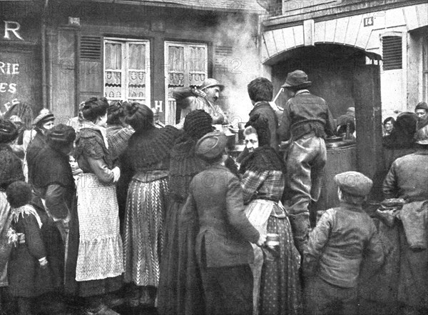 'De la joie pour Tous; On a enfincesse de souffrir de la faim: a Noyon, la population se presse aux  Creator: Unknown.