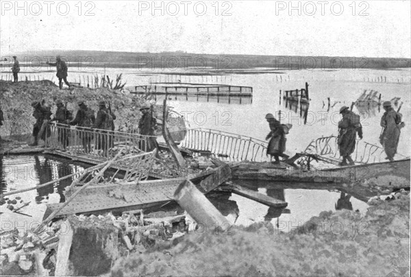 'Les routes de la poursuite; Troupes britanniques passant la Somme', 1917. Creator: Unknown.