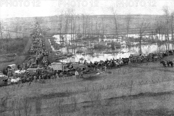 ''Les routes de la poursuite; Ambulances et convois a l'arriere du nouveau front. Creator: Unknown.