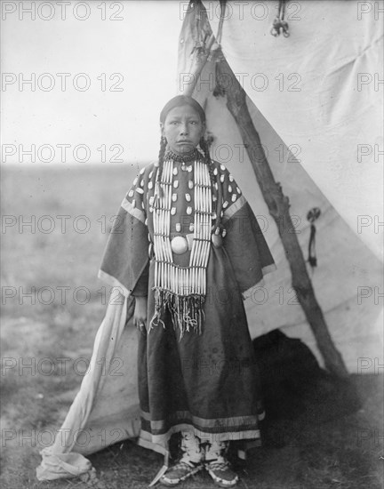 Rosa Lame Dog, c1905. Creator: Edward Sheriff Curtis.