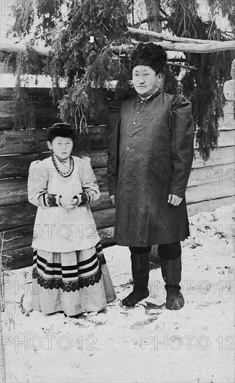 A man with his daughter, late 19th cent - early 20th cent. Creator: I Popov.