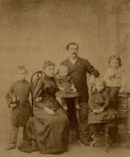 Briner Yuliy Ivanovich with his wife Natalya Iosifovna, sons Leonid, Felix, Boris and..., 1892. Creator: Unknown.