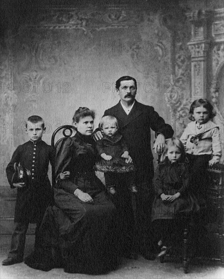 Briner Yuliy Ivanovich with his wife Natalya Iosifovna, sons Leonid, Felix, Boris and..., 1892. Creator: Unknown.