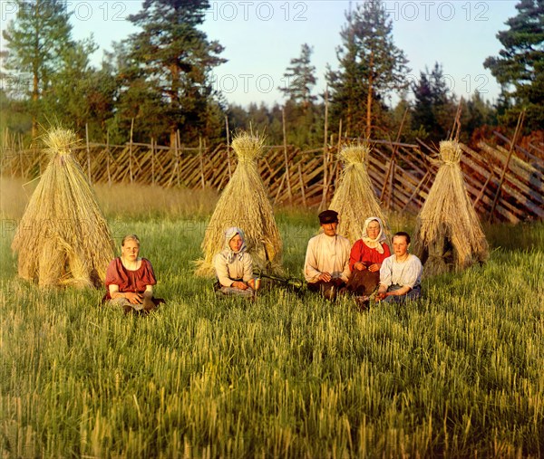 At harvest time [Russian Empire], 1909. Creator: Sergey Mikhaylovich Prokudin-Gorsky.