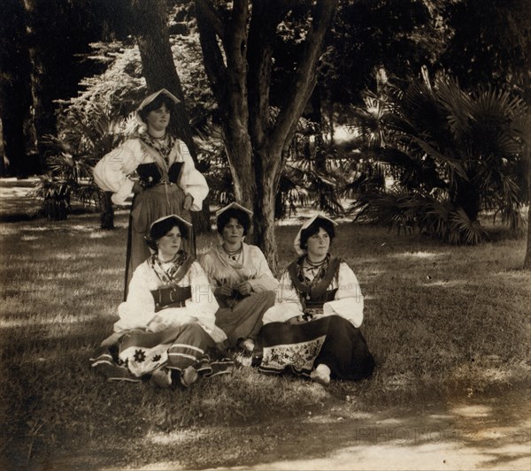 Italian women, between 1905 and 1915. Creator: Sergey Mikhaylovich Prokudin-Gorsky.