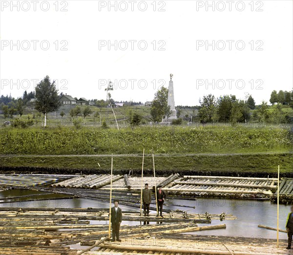 Men on rafts in foreground, 1909. Creator: Sergey Mikhaylovich Prokudin-Gorsky.