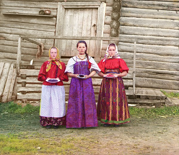 Peasant girls [Russian Empire], 1909. Creator: Sergey Mikhaylovich Prokudin-Gorsky.