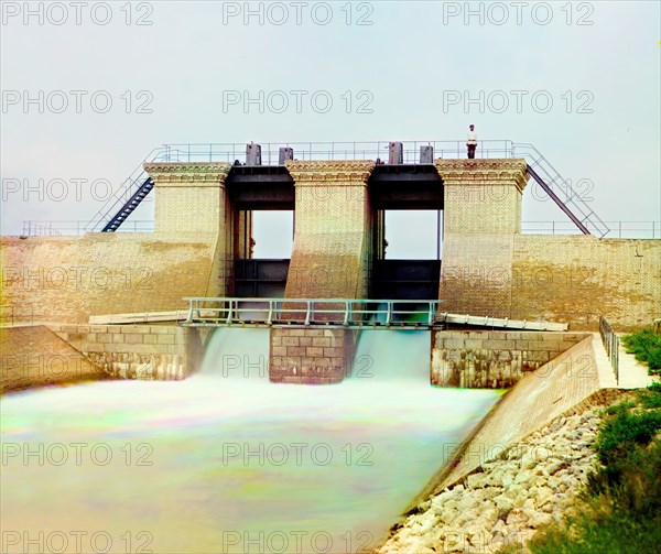 Water supply control of the Sultan-Bentskaya Dam, Murghab Estate, Turkmenistan,between 1905 and 1915 Creator: Sergey Mikhaylovich Prokudin-Gorsky.