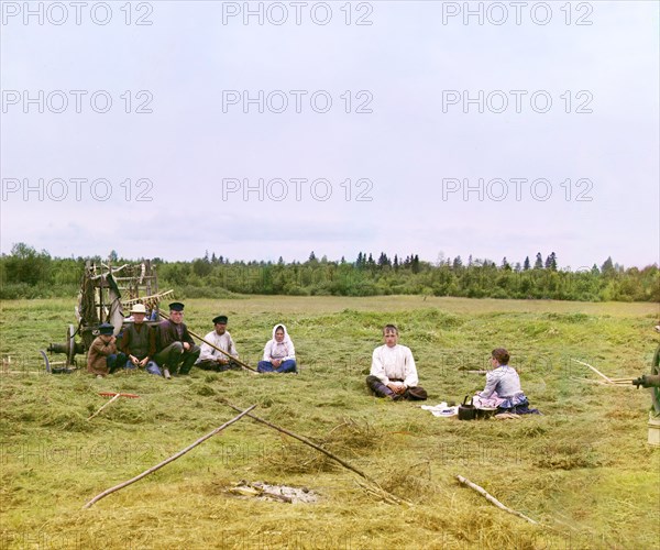 Peasants haying [Russian Empire], 1909. Creator: Sergey Mikhaylovich Prokudin-Gorsky.