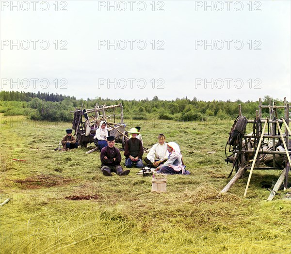 Peasants haying [Russian Empire], 1909. Creator: Sergey Mikhaylovich Prokudin-Gorsky.