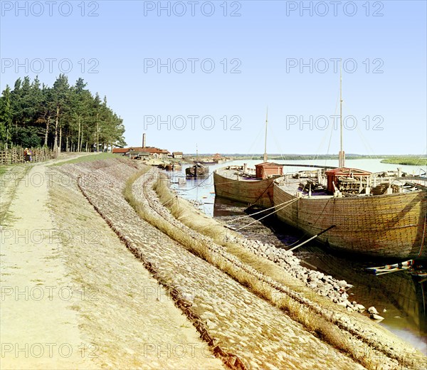 Small town of Vokhnovo; reinforced embankment [Russian Empire], 1909. Creator: Sergey Mikhaylovich Prokudin-Gorsky.