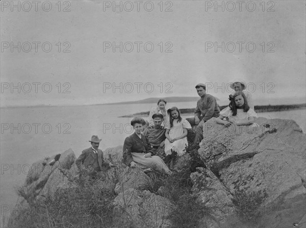 Briner Yuliy Ivanovich with his wife Natalya Iosifovna, children Leonid, Boris, Felix..., 1900. Creator: Unknown.